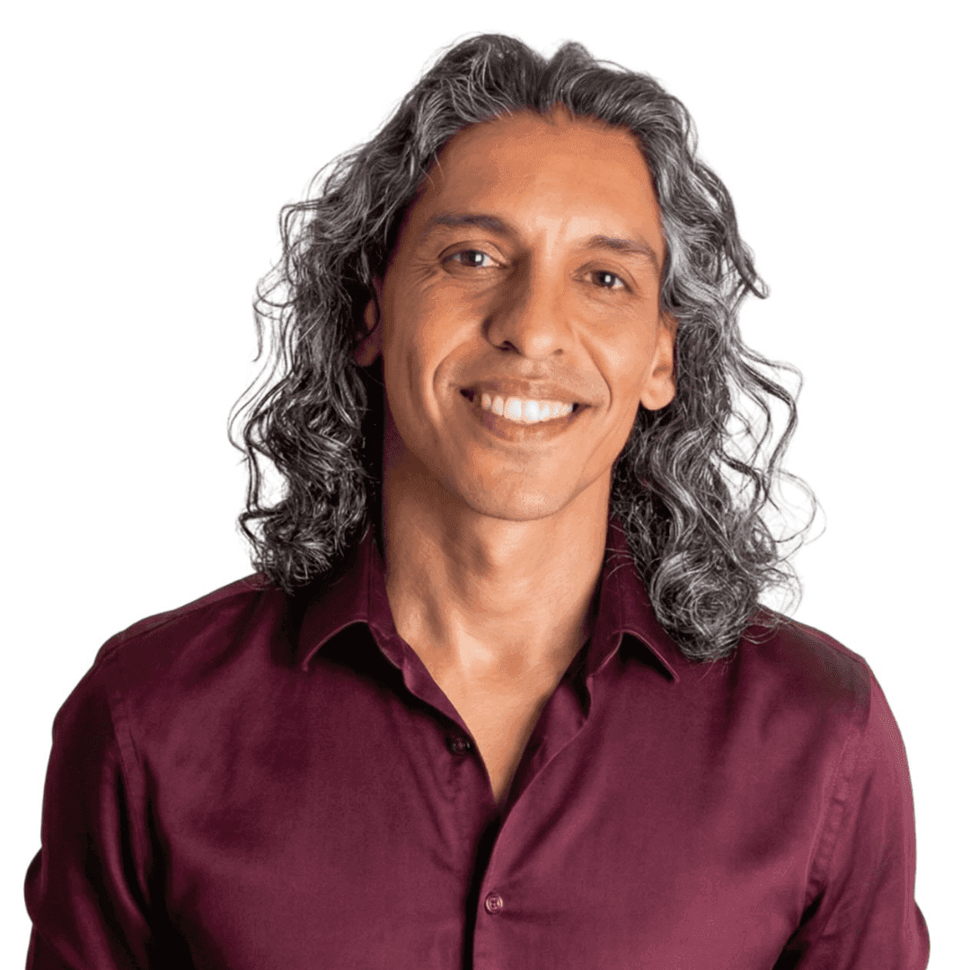 Yvan Keyna, sorridente, de camisa cor de vinho
