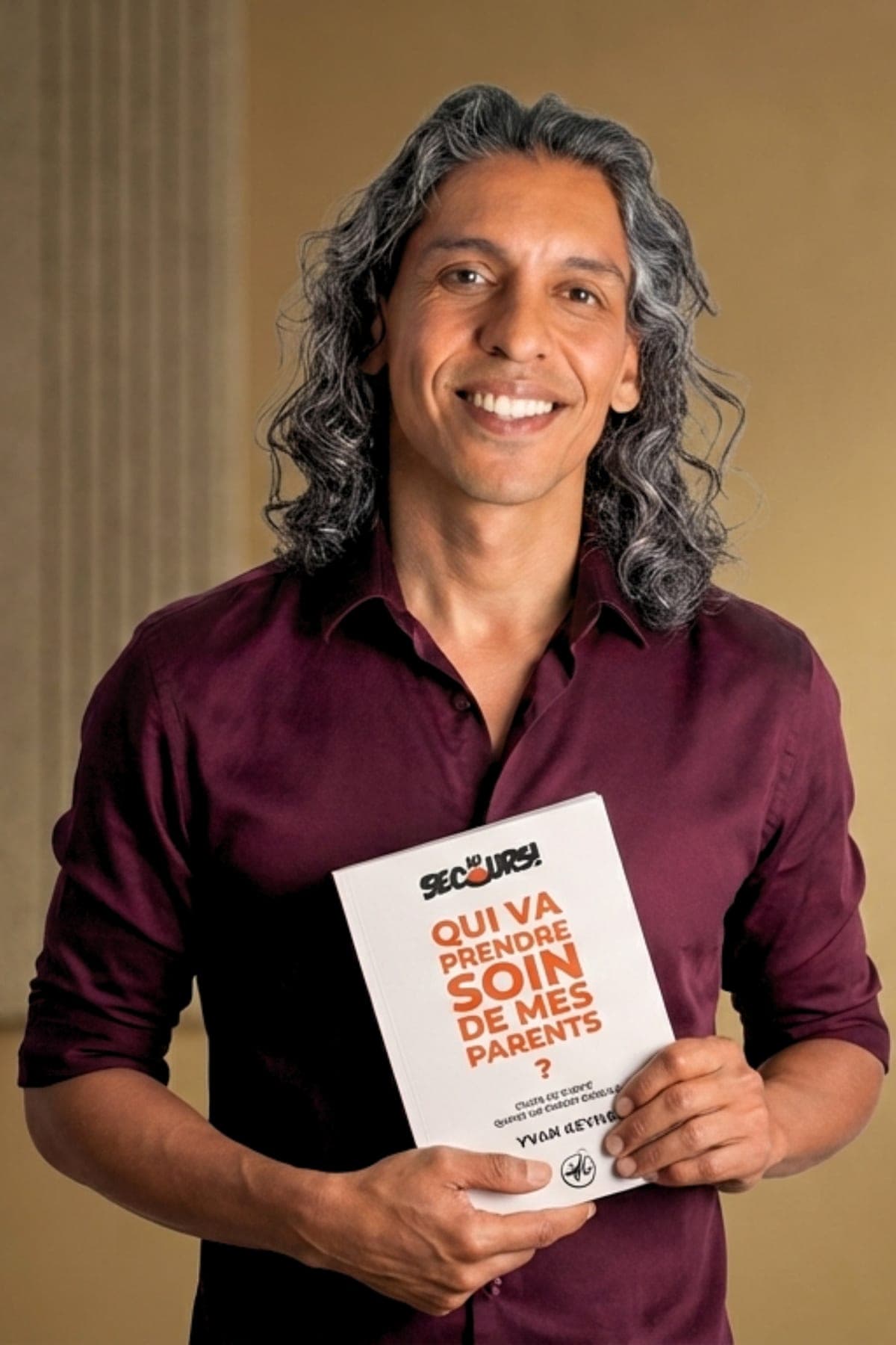 Yvan Keyna segura o livro «Socorro! Quem vai cuidar dos meus pais?»